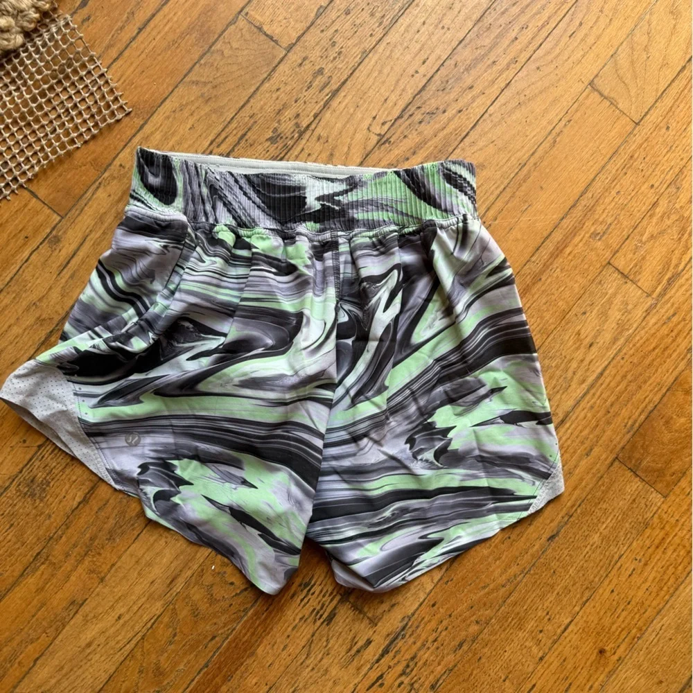 Lululemon Hotty Hot Marble Print Shorts 4” *Special Edition* sz:4